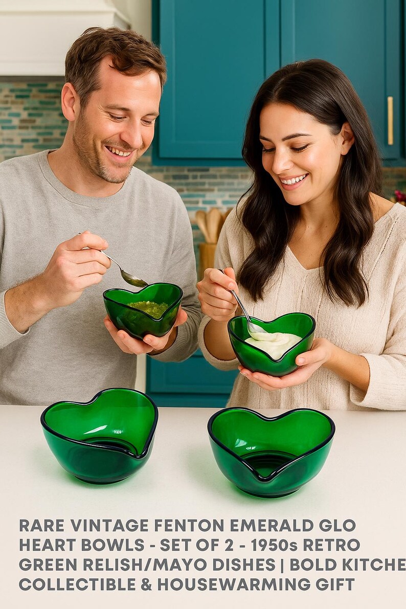 Puede incluir: Juego de dos cuencos vintage en forma de coraz&oacute;n de color verde esmeralda. Los cuencos est&aacute;n llenos de comida y son sostenidos por dos personas. Los cuencos son de dise&ntilde;o retro, perfectos para servir relish o mayonesa. Un objeto de colecci&oacute;n audaz para la cocina.