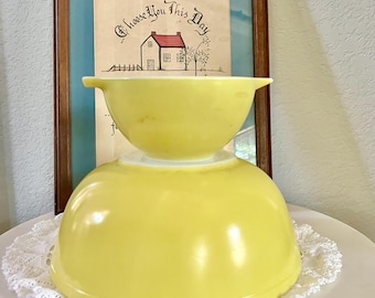 Vintage Yellow Pyrex Mixing Bowl Set MCM Farmhouse Retro Kitchen Collectible