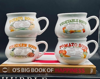 Puede incluir: Cuatro tazas de sopa de cerámica blanca con asas, cada una con una receta única impresa en el frente. Las tazas están etiquetadas como Potato Soup, Vegetable Soup, Chicken Soup y Tomato Soup, con listas de ingredientes e ilustraciones.