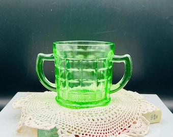 Cukierniczka z zielonego szkła uranowego Hazel-Atlas z lat 30. XX wieku w stylu kolonialnym w stylu art déco