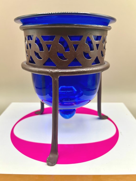 アンティーク品 コバルトブルー ガラスボウル 金属製スタンド付き コバルトブルーのガラスボウルと金属製スタンド｜ヴィンテージ
