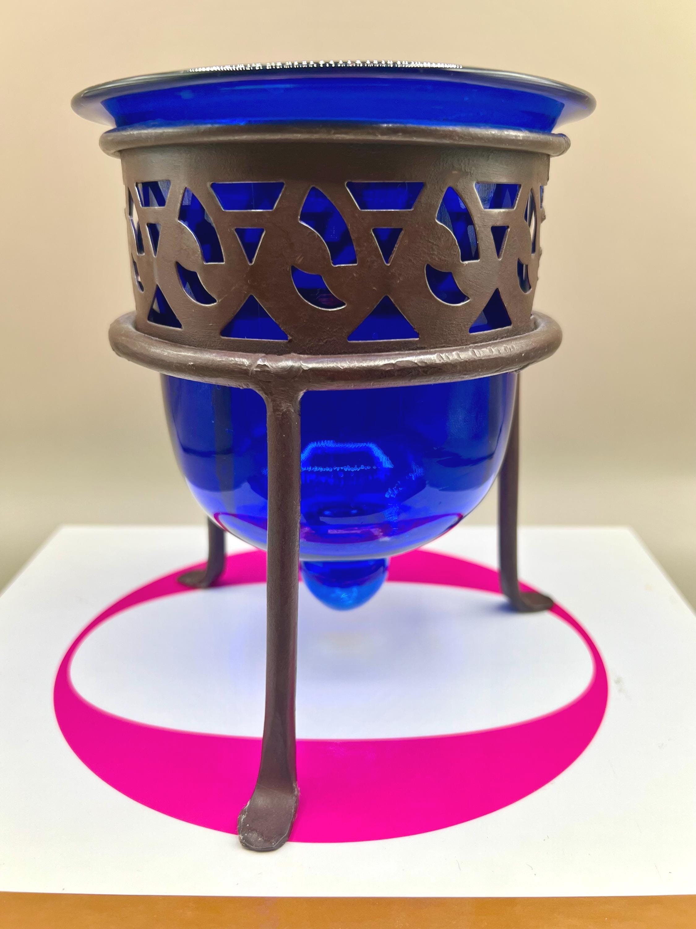 アンティーク品 コバルトブルー ガラスボウル 金属製スタンド付き コバルトブルーのガラスボウルと金属製スタンド｜ヴィンテージ