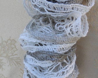 Beige, Tan y blanco con volantes volantes bufanda