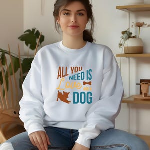 Alles wat je nodig hebt is liefde en een hond sweatshirt met ronde hals, schattige hondenliefhebber trui, cadeau voor hondenmoeders, winter dierenvriend kleding, hondensweater