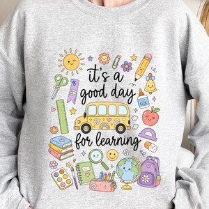 Bluza z kapturem "Good Day For Learning", estetyczny pastelowy sweter dla nauczyciela, sweter z motywem autobusu szkolnego, sweter dla pozytywnego nauczyciela, urocza koszulka dla uczniów szkół podstawowych