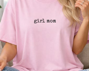 Miękka, estetyczna koszulka dla mamy | Minimalistyczny prezent dla mamy córki | Przytulna, wiosenna koszulka dla mam, prosta, typograficzna różowa koszulka dla mamy