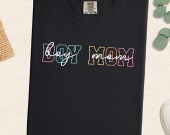 Koszulka dla mamy chłopca | Koszulka retro Varsity Mama | Kolorowy prezent dla mamy chłopców | Modna sportowa koszulka dla mamy, estetyczna koszulka w wygodnych kolorach