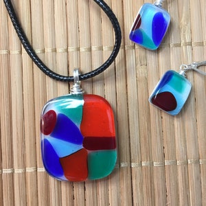 Rojo, naranja, blanco, verde y azul, colgante de vidrio fundido (horno) y aretes a juego con envoltura de alambre plateado - juego de 2 piezas