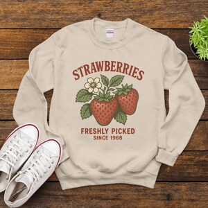 Aesthetic Strawberry Sweatshirt | Cottagecore Clothing | Summer Fruit Sweater | Botanical Farmers Market Crewneck | Gift For Bestfriend
