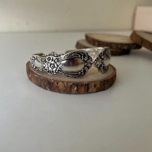 Vintage-Löffelarmband, Upcycling-Schmuck, handgefertigtes Vintage-Silber-Blumen-Löffelarmband aus wiederverwertetem Silber