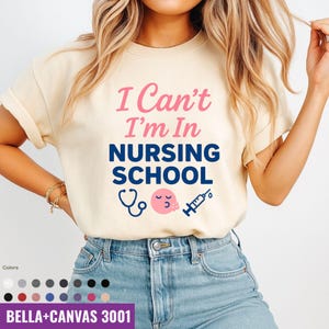 T-shirt I Can&#39;t I&#39;m in Nursing School, T-shirt drôle d&#39;étudiante infirmière, T-shirt graphique sur la vie d&#39;infirmière, Idée cadeau pour l&#39;école de médecine, Haut pour étudiante en soins infirmiers fatiguée