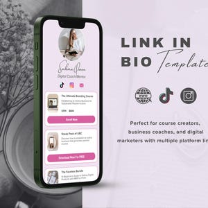 Può includere: Un mockup di uno schermo di telefono rosa e bianco che mostra un modello di link in bio per un coach digitale. Il modello include una foto del profilo, icone dei social media e link a corsi e download gratuiti. Il testo "LINK IN BIO Template" è visualizzato nella parte superiore dello schermo.