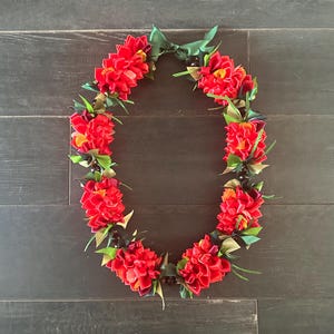 Collana Deluxe con nastro rosso con accenti gialli in legno e chiusura con perline di noce Kukui
