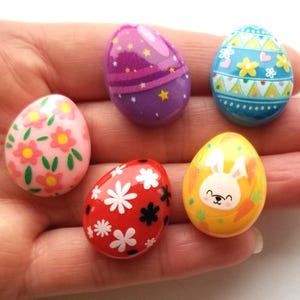 樹脂製フラットバックイースターエッグ 高さ24mm エッグハントクラフト カボション ジュエリーカード作り 春の鶏 ウサギ ウサギの花