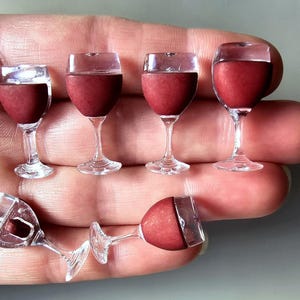 Bouton artisanal en plastique VERRES À VIN ROUGE Pub Alcool Verre à boire Vignoble Raisin Carte à coudre Fabrication de bijoux Artisanat Artisanat Mariage