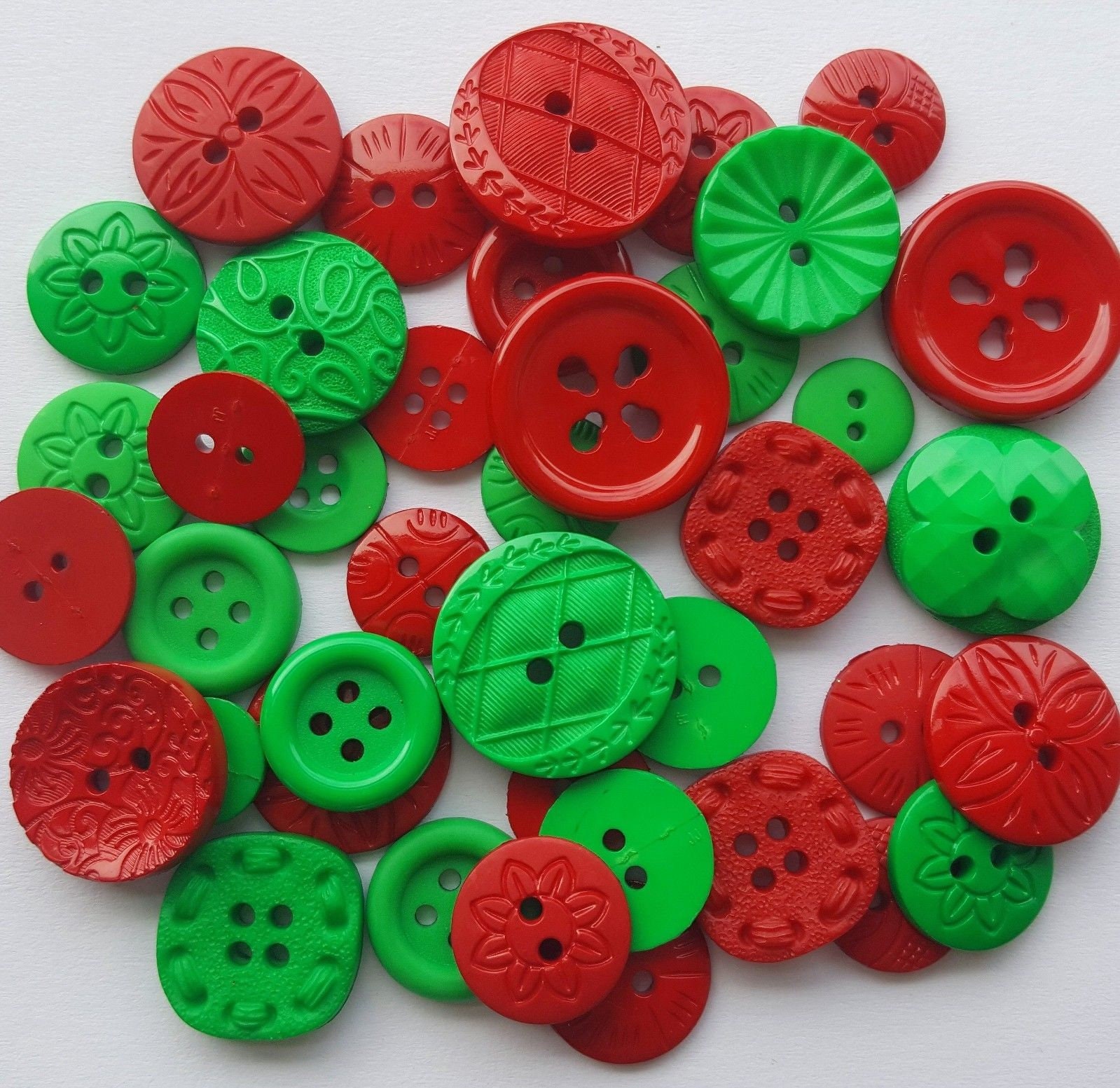 Tatuo 1000 Pieces Red Buttons Round Craft Resin Buttons for