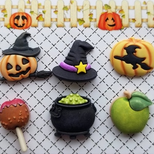 以下が含まれることがあります： 魔女の帽子、カボチャ、大釜、リンゴ、キャンディーアップル、そしてジャック・オ・ランタンの顔をしたカボチャ2つを含む、ハロウィンをテーマにしたボタン7個です。
