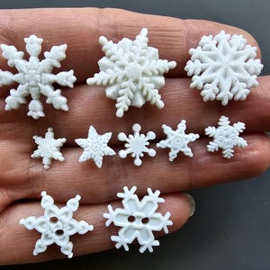 Créations manuelles de boutons flocon de neige Noël tout petits paillettes à coudre couture fabrication de cartes habillement minuscule mini blanc crème scrapbooking hiver neige