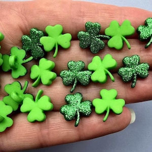 Artisanat de boutons PETITS TÊTES DE LA Saint-Patrick Trèfle vert porte-bonheur irlandais Irlande trèfle feuille feuilles paillettes fabrication de cartes couture tricot