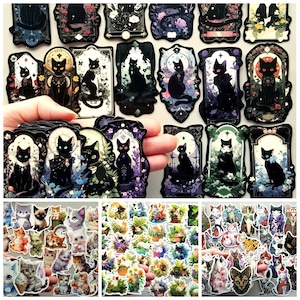 以下が含まれることがあります： 様々な猫のデザインが施された装飾ステッカーのコレクション。ステッカーは、花や天体の要素を備えた装飾フレームに入った黒猫、および様々な猫のイラストが描かれた小さなシートを特徴としています。