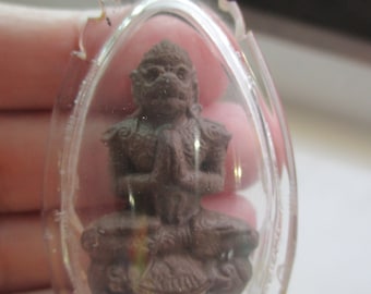 Collana con ciondolo in miniatura in acrilico impermeabile del signore delle scimmie Hanuman marrone benedetto autentico, amuleto da boxe thailandese, collana da tempio thailandese