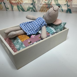 Maileg Mouse-kratbed – handgemaakte patchwork-quilt, poppenhuisminiatuurbed – bed op twaalfde schaal