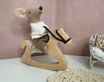 Maileg Maus Miniatur Schaukelpferd aus Holz mit Lederzaum und Sattel