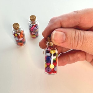 Miniatur Glasflasche kleine Knöpfe | Puppenhaus Dekoration | Maileg Mäusehaus