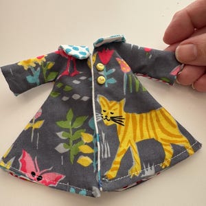 Whimsical Doll Swing Coat – Vintage Vibes for Blythe, Barbie & BJD