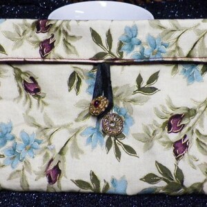 Monedero de té Acogedor en fondo crema con Borgoña, Flores azules Verde Enredadera / Cartera tríptica / Decoración de cocina / Regalo de anfitriona / Bolsa de té