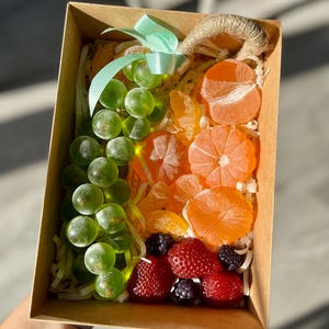 Cadeauset handgemaakte fruitzeep: realistische druiven, mandarijnen, aardbeien