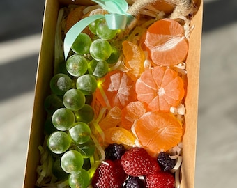 Conjunto de sabonetes artesanais de frutas: uvas, tangerinas e morangos realistas