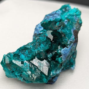 Cristal rare Dioptase de couleur vert émeraude, originaire du congo