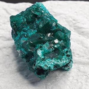 Spécimen de cristal rare de couleur vert émeraude Dioptase Du congo 154 CT