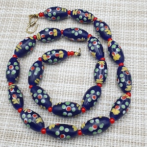 Beautiful Vintage Venetian Style Floral & WhiteHeart Glass Beaded Necklace