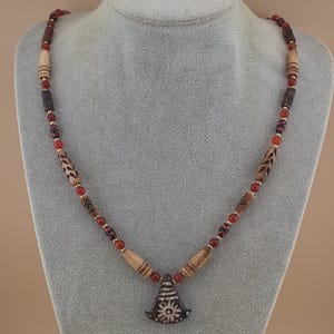 Collar con colgante Pumtek Pyu de mezcla antigua de hueso y ágata cornalina.
