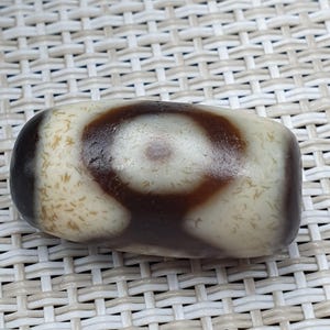Vintage 2 Eyes Himalayan Tibetan Agate Dzi Bead