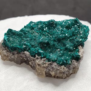 Spécimen de cristal rare de couleur vert émeraude Dioptase Du congo 185 CT