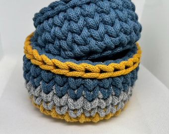 Juego de 2 cestas de macramé tejidas a crochet de algodón, hechas a mano, multicolor, organizador para el hogar y el escritorio.