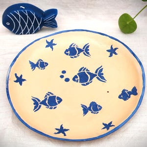 Handgetöpferte Keramik Platte mit Blauem Fisch und Seestern - Küstendekor, Strand Geschenk