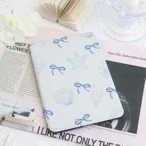 Custodia Kindle personalizzata con fiocco di conchiglia e stella marina blu con cinturino da polso per Paperwhite 1/2/4, Kindle 2022, Kindle 10a 11a generazione, custodia Colorsoft, custodia Kindle