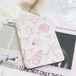 Custodia Kindle personalizzata con fiocco di conchiglia e stella marina rosa con cinturino da polso per Paperwhite 1/2/4, Kindle 2022, Kindle 10a 11a generazione, custodia Colorsoft, custodia Kindle