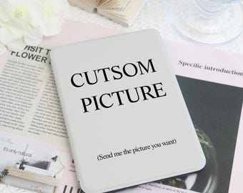 Funda personalizada para Kindle/Kobo con correa de mano y tu foto. Compatible con el nuevo Kindle Paperwhite (2024), Kindle de 12.ª generación y Kobo Clara. Un regalo ideal para amantes de la lectura.