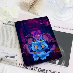 Peut inclure: Coque de téléphone rectangulaire avec une illustration numérique. Elle représente trois personnes souriantes étreignant un chat bleu aux yeux jaunes. Le fond est une scène violette et verte foncée.