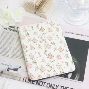 Funda personalizada rosa con estampado floral para Kindle con correa de mano para Paperwhite 1/2/3/4, Kindle 2022, Kindle de 10.ª y 11.ª generación, Colorsoft Cover, Kindle de 11.ª generación