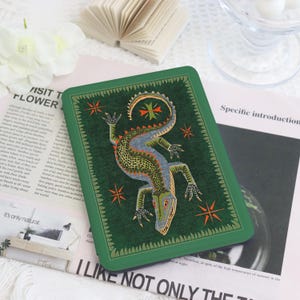 Etui Mid Century Lizard Kindle & Kobo z paskiem na rękę, etui Southwestern Gecko na czytnik e-booków Paperwhite 12. generacji, Kobo Clara, Bookish Gift