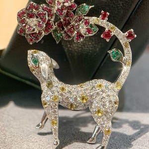 18Kゴールドの猫ペンダント、1.435カラットのダイヤモンド、ルビー、エメラルドのアクセント付き。女性へのギフトに最適な高級猫モチーフジュエリー。