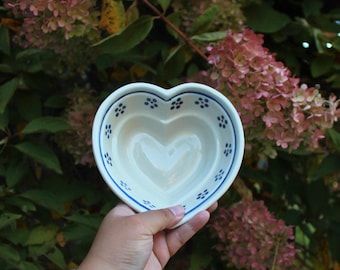 Cuenco de cerámica vintage en forma de corazón / Bolesławiec / Plato de cerámica hecho a mano / Porta joyas / Cuenco para anillos / Decoración del hogar / Hecho a mano en Polonia