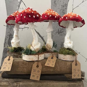 RTS Spun Cotton Fliegenpilz Pilz samt rot Weihnachtsschmuck auf Holzscheibe von Brusja Natalja Fjodorova