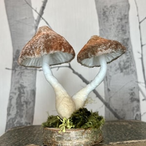 RTS Spun Cotton Pilz Fliegenpilz Samt beige Pfirsich Paar Weihnachtsschmuck auf Holzscheibe von Brusja Natalja Fjodorova